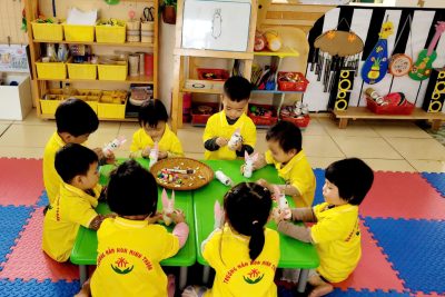 Hoạt động tạo hình ” Làm con thỏ” – Lớp 3 tuổi B