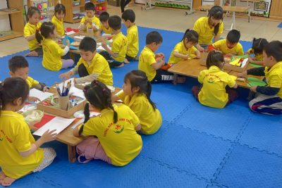 Hoạt động tạo hình ” làm bưu thiếp tặng bà, tặng mẹ ngày 8/3″- Lớp 5B1( GV Trần Thị Quý)