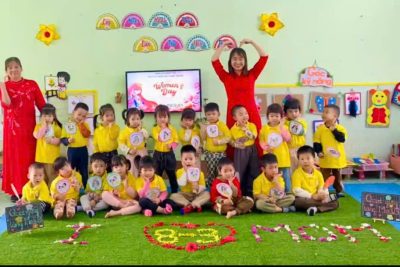 HĐ”Tô màu quạt giấy tặng mẹ ngày 8-3″ Lớp 3TA1