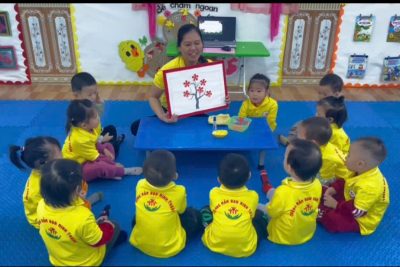 HĐ Taoh hình” Dán hoa lên cành” Lớp NTB- GV Phạm Thị Hải