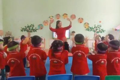 CĐ VĐTN Bé và hoa lớp NTA- GV Đinh Thị Chính