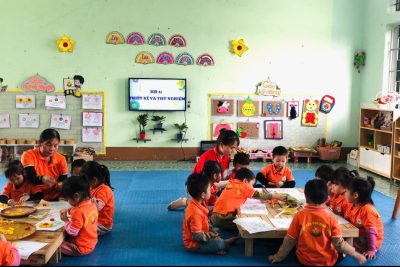 CĐTH làm bông hoa từ các nguyên liệu khác nhau lớp 3TA1- GV Đào Thị Vượng