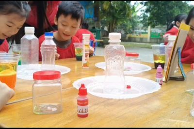 Thí nghiệm ” Pháo hoa nổ trong nước”- 5A( GV Bùi Thị Phương Dung)