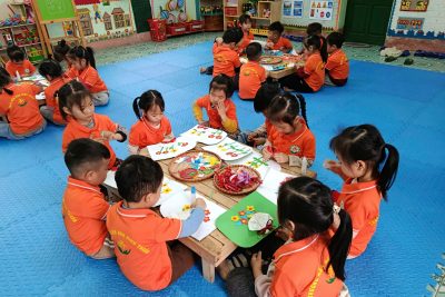 Tạo hình: ” làm bưu thiếp tặng bà tặng mẹ nhân ngày 8/3″- 4A1( GV Trần Thị Kim Loan)