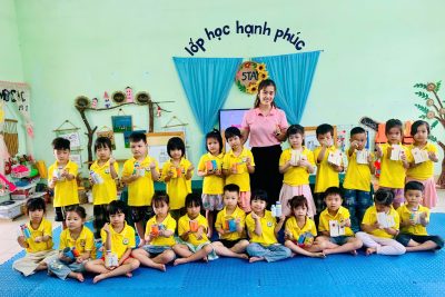 Hoạt động tạo hình: ” làm ống đựng bút”- 5A1