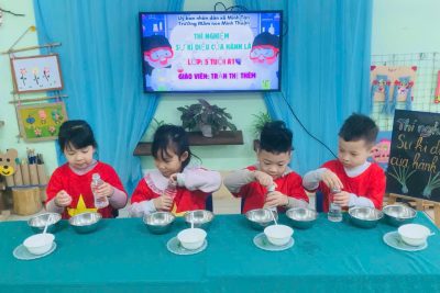 Thí nghiệm ” Sự kỳ diệu của hành lá”- 5A1( GV Trần Thị Thêm)